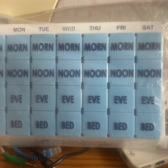 e-Pill Large Weekly Pill Organizer With Reminder 7 Day x 4 - Picture 2 of 3
